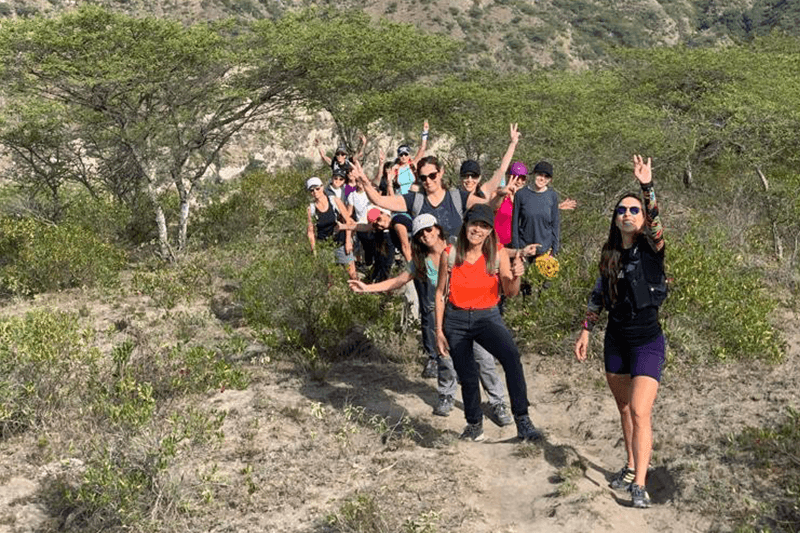 Participantes celebrando llegada a mirador en trekking