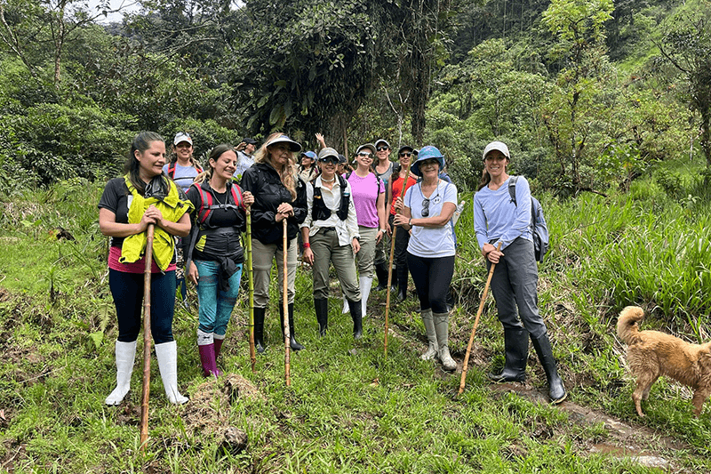Grupo de mujeres caminando en sendero de montaña