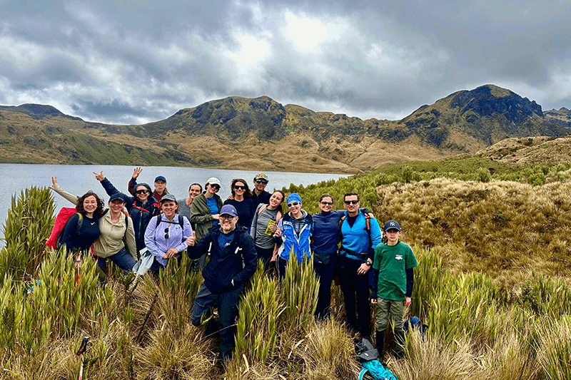 Vista amplia de paisaje montañoso durante excursión