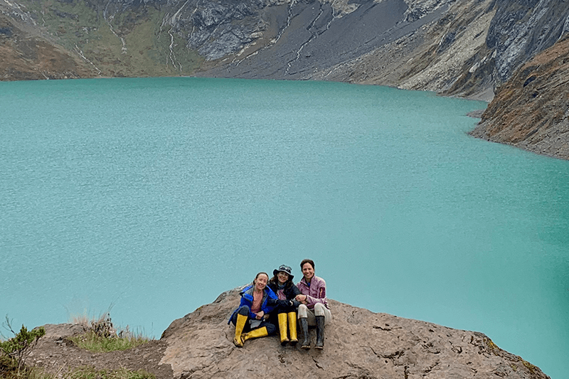 Momento de descanso con paisaje montañoso de fondo
